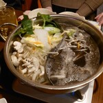 北海道しゃぶしゃぶ ポッケ 恵比寿店 - 野菜一皿を入れたところ。左手が昆布出汁、右手がゴマしゃぶ出汁