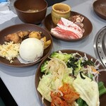 すたみな太郎 PREMIUM BUFFET  - 料理写真:肉まん、唐揚げ、モツ煮、焼飯、カルビ、壺カルビ等