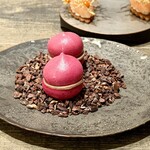 レヴォ - 濃いピンクのビーツメレンゲが黒い器の上で鮮烈に浮かび上がり、まるで序章の幕を開く光のように視覚を揺さぶります。指先で触れれば壊れてしまいそうな軽さの中に、ビーツ特有の土の香りとほのかな甘みが潜み、その間に挟まれたレバームースは、エシャロットや赤ポルト酒、コニャックを煮詰めた芳醇な香りがふわりと立ち上がります。口に含むと空気のようにほどけ、軽さと濃厚さが交互に語りかけてくるようです。