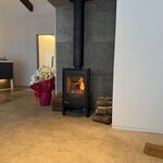 レヴォ - 扉を開けた瞬間、外の冷気とは対照的な、木と火の温もりが身体を包み込みます。店内は木と石を基調にした静謐な空間で、過度な装飾はなく、薪火の気配と料理の存在感だけが際立っています。