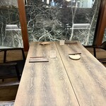 レヴォ - 大きな窓の向こうでは雪が音もなく舞い続け、時間そのものがゆっくりと溶けていくようでした。