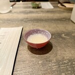 レヴォ - 食前酒として供されたのは、隣町・福光町で麹から仕込まれたノンアルコールの甘酒。すっきりとした甘さが、これから始まる物語の扉を静かに開いてくれます。