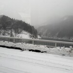 レヴォ - 越中八尾駅からの送迎車が、雪深い山道を静かに進んでいくにつれ、窓の外の景色は少しずつ音を失っていきました。木々は白く沈黙し、世界は雪と闇と微かな灯りだけで構成されていく。
