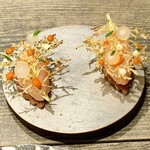 レヴォ - クネル状に整えられた甘海老のタルタルは、淡い光を宿した彫刻のように美しく、まずその造形に心を奪われます。口に含むと驚くほど滑らかで、富山の甘海老ならではの濃厚な甘みがふわりと広がります。下に敷かれたブリオッシュの香ばしさとサワークリームの酸味が、甘海老の旨味を優しく押し上げ、味の輪郭を整えてくれます。