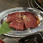 ジンギスカン酒場　山田屋 - 「ラムレバー」です。胡麻油+塩がセットで提供されます。表面を炙る程度で食べると、外はカリカリ中はトロッとして甘みを感じる一品でした。