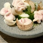 レヴォ - 口に含むと、最小限の火入れによって白子はとろけるようなクリーミーさを保ち、百合根のほのかな甘みが優しく寄り添います。焦がした柚子の香ばしさが香りに奥行きを与え、蕪のピューレが全体を穏やかにまとめ上げる。温度・香り・質感が繊細に交差し、冬の静けさと滋味が一皿に凝縮されたような印象です。余韻には柚子の焦げ香が静かに残り、心にそっと刻まれる味わいです。