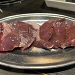 ジンギスカン酒場　山田屋 - 「ラムハツ」です。店員さんに良く焼きを進められましたが、結構焼いたつもりでも、固くならずハツ特有のサクサク感がある一品です。タンパクなのでつけダレととても合います。