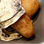 レヴォ - 殻の白、衣の黄金、器の黒が織りなすコントラストが美しく、視覚・香り・味覚が一体となって“海と火の対話”を描きます。薪火の燻香が鼻に抜け、海洋深層水の丸みある塩味が旨みを支え、揚げの技がそのすべてを包み込む。静かで力強く、心に深く刻まれる一皿で、食べ終えたあとも海の余韻が静かに残ります。