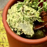 レヴォ - 木のスプーンを差し込むと、肝と木の実のペーストはしっとりと柔らかく、ほんのりとした粘り気を残しながらも軽やかにすくえます。口に含むと胡桃や松の実の香ばしさがふわりと立ち上がり、肝の濃厚さと昆布じめの旨味が静かに重なります。西洋わさびの鋭い香りが鼻を抜け、タネツケバナの青さが余韻に寄り添い、海と森の香りがひと匙の中で共鳴する。食材の背景と技が織りなす風景が舌の上に広がり、記憶に深く刻まれる一皿です。