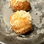 レヴォ - フランスの伝統菓子に日本の風土が静かに息づき、香り・食感・味わいが一体となって記憶を揺らします。小さなひと皿でありながら、土地と技術、そして時間の積み重ねを感じさせる奥行きがあり、食べ終えたあとも余韻が長く続く。まるで冬の朝の静けさを閉じ込めたような、心に残る前菜です。