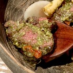 レヴォ - 専属の猟師が仕留め、レヴォの熟成室で時間をかけて整えられた赤身は、薪火の香ばしさと野性の旨味が重なり、噛むほどに深い余韻が広がります。ジュレは熊の骨の滋味が凝縮され、静かに全体を包み込む。アザミのほろ苦さが森の気配を立ち上げ、白しめじと菊芋の異なる食感が土壌の記憶を添える。火と命、森と時間が交差する、静謐で力強い一皿です。