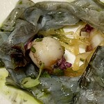 レヴォ - 口に含むと、炭の香ばしさと木の香りが水蛸に静かに染み込み、紫蘇オイルの爽やかな香りがふわりと立ち上がります。中に仕込まれたソーメンカボチャはシャキシャキと軽やかで、水蛸の吸盤はコリッとした歯応えが心地よい。香り・食感・温度が三位一体となり、ひと皿の中に海と山の対話が生まれる。静かでありながら力強い余韻が残り、記憶に深く刻まれる一品です。