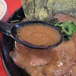 横浜家系ラーメン竈門家直系店赤門家 - スープ