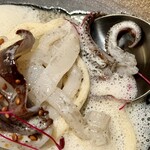 レヴォ - アオリイカは炙りによって香ばしさが立ち、細切りの食感が心地よく弾みます。マコモダケはシャキッとした歯応えと青みのある香りで、海と陸の対話を生む。周囲のアサリの泡ソースは貝の旨みと生クリームのまろやかさが溶け合い、全体を包み込むように調和させる。金ゴマの香ばしさが余韻に残り、構造・香り・食感が三位一体となった、静かで力強い一皿です。