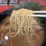 横浜家系ラーメン竈門家直系店赤門家 - 麺リフトアップ