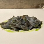 レヴォ - 富山の水蛸の足を皮と吸盤を外して薄くスライスし、炭と木の香りを纏わせたものです。