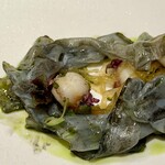 レヴォ - 内側にはシャキシャキとしたソーメンカボチャと水蛸の吸盤が隠れ、構造的にも味覚的にも奥行きが生まれています。上からは紫蘇のオイルが静かに垂らされ、緑の光が皿に香りと彩りを添える。海の静けさと森の香りが交差するような、詩的な佇まいです。