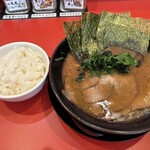 横浜家系ラーメン竈門家直系店赤門家 - 料理写真:ラーメン小900円(税込)、ライス100円(税込)