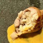 レヴォ - 若鶏は皮目がパリッと香ばしく、噛むと肉の旨味が凝縮されている。詰め物のご飯は熊の油と内臓の出汁、鶏の旨味が重なり、米一粒一粒に命の記憶が染み込む。和がらしのソースは香りに鋭さと余韻の緊張感を与え、肉と米の濃厚さを引き締める。火入れ・香り・構造が三位一体となり、レヴォの精神が皿の中に凝縮されたような一品です。