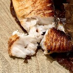 レヴォ - ソーテルヌワインでマリネされたサワラは、炭火の香ばしさと甘やかな香りが重なり、口に含むとしっとりとした旨味が広がる。燻製トマトは酸味とスモーキーさが際立ち、サワラの脂と香りに対して鮮やかな対比を生む。ディルの青い香りが余韻に清涼感を添え、火入れ・香り・酸味が三位一体となった一皿。海の恵みと火の技術が静かに語りかけてくるような、記憶に残る味わいです。