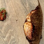 レヴォ - 表面は香ばしく焼き色が入り、身はしっとりと艶やか。マリネに使われたソーテルヌワインの甘やかな香りが炭の香ばしさと重なり、深い余韻を生みます。