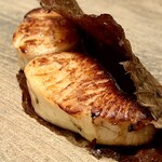 レヴォ - サワラの上にはディルの繊細な葉が一筋添えられ、香りに清涼感と立体感を加えます。