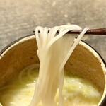 レヴォ - 半生麺は乾麺とは異なるしなやかさと柔らかさがあり、口当たりが優しい。鶏のスープは澄んだ旨味があり、山羊のチーズが奥行きを深める。ふきのとうのオイルは春の苦みと青さを香りとして立ち上げ、全体に季節の輪郭を与える。素麺・スープ・香りが三位一体となり、土地の記憶と季節の気配が静かに溶け合う。締めにふさわしい、穏やかで余韻の長い一皿です。