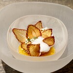 レヴォ - 透明な器の中に淡い紅色のイチゴのシャーベットが中心に盛られ、その冷たさと滑らかさが視覚的にも伝わってきます。