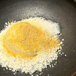 レヴォ - 周囲にはリコッタチーズの白いパウダーアイスが雪のように舞い、冷たさと酸味が静かに広がります。さらに黄色い柚子パウダーが光の粒のように散りばめられ、香りに爽やかな立ち上がりを添える。冬の果実と乳が戯れる、詩的な佇まいです。