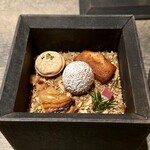 レヴォ - ひとつひとつが小さな世界を持ちながら、コース全体の記憶を優しくまとめ上げる役割を果たしている。甘さだけでなく、香り・温度・質感が繊細に重なり、最後の一口まで“レヴォらしさ”が息づいている。食後の静かな時間に寄り添い、心をそっと落ち着かせてくれる、優しい締めくくりです。