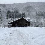 レヴォ - その先に現れたのが、富山県南砺市利賀村に佇むレヴォ（L’evo）でした。標高1000m級の山々に抱かれたこの場所は、まるで俗世から切り離された別世界のようで、しんしんと降る雪の中、建物の窓から漏れる暖かな光が“ここに辿り着いた”という実感を静かに与えてくれます。