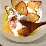 レヴォ - 口に含むとシャーベットはすっと溶け、イチゴの甘酸っぱさが広がる。金柑のソースは柑橘の爽やかさとほのかな苦味がアクセントとなり、シャーベットの甘みを引き締める。スライスされたイチゴの甘細工は香りと食感に軽やかな変化を与え、視覚的にも味覚的にも遊び心を感じさせる。春の果実が戯れるような、香りと造形の一皿です。