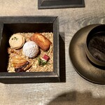 レヴォ - 食後のコーヒーは、深い焙煎香が静かに立ち上がり、コース全体の余韻を穏やかに整えてくれる存在です。そこに寄り添う小菓子たちは、まるで最後の章を飾る短い詩のように、それぞれが異なる香りと質感を持ちながらも、ひとつの物語としてまとまっています。