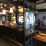 茶房 天井棧敷 - 出入口付近のカウンターと厨房