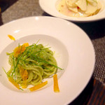 オッジ ダルマット - 梨のパスタ
      フルーツが苦手な場合は食材を変えてもらえる
      こちらはカラスミ