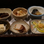 酒盃 - 名物のお通し「箱膳」