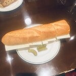 オー バカナル - バゲットサンド。チーズ。超シンプル！うま