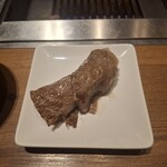 焼肉うしごろ - 網の鉄板で焼いてもらった、北海道産の大判サーロインです。