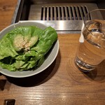 焼肉うしごろ - うしごろサラダとお冷です。