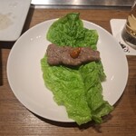 焼肉うしごろ - 網の鉄板の上で焼いたトモサンカクとリブ芯のいずれかを、サンチュの上にのせてサムジャンもつけたものです。