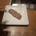 焼肉うしごろ - 網の鉄板の上で焼いた、トモサンカクとリブ芯のいずれかです。