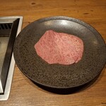 焼肉うしごろ - 塩ダレのトモサンカクと、リブ芯です。見事な霜降り具合と、塩ダレのやわらかいコクが最高でした。