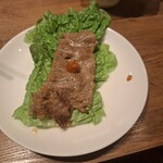焼肉うしごろ - 網の鉄板で焼いてもらった後、ポン酢に浸けてサンチュの上にのせ、サムジャンもつけたもののその2です。
