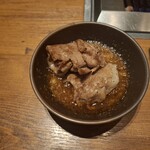 焼肉うしごろ - おろしポン酢に浸けた、北海道産の大判サーロインです。