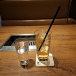 焼肉うしごろ - ジンジャーエールと、お冷です。