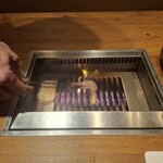 焼肉うしごろ - 塩ダレのトモサンカクとリブ芯のいずれか残り1枚を、網の鉄板の上で焼く様子のその2です。