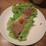 焼肉うしごろ - 網の鉄板で焼いてもらった後、ポン酢に浸けてサンチュの上にのせ、サムジャンもつけたもののその1です。