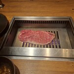 焼肉うしごろ - 網の鉄板の上で、北海道産の大判サーロインを焼いている様子のその4です。