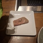 焼肉うしごろ - 網の鉄板で焼いてもらった、トモサンカクとリブ芯のいずれかです。