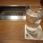 焼肉うしごろ - 氷の入ったお冷です。